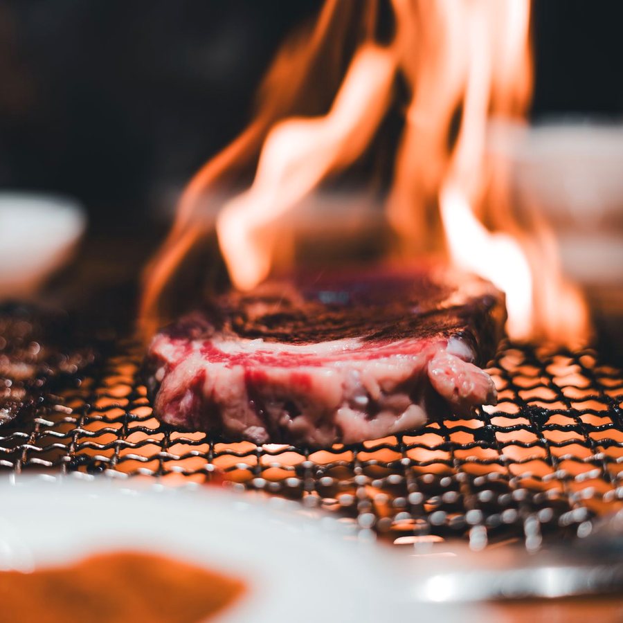 Chuletón sobre la parrilla con llama