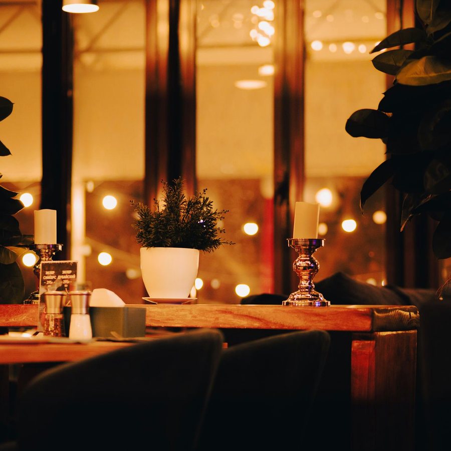 Sala del restaurante con luz cálida